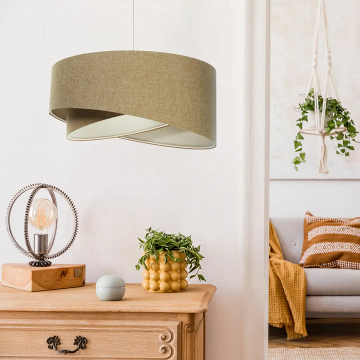 Suspension luminaire en tissu moutarde avec design sculptural cylindrique superposé de style boho élégant