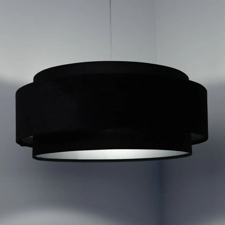 Suspension luminaire doblo classic en tissu noir avec anneaux concentriques et intérieur argent aux finitions soignées