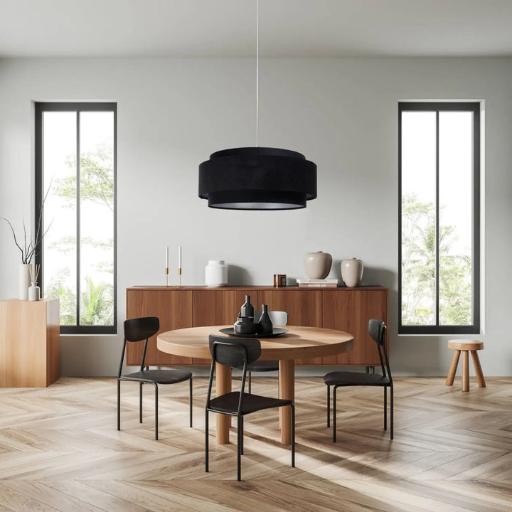 Suspension luminaire doblo classic tissu noir avec argent aux finitions et abat-jour cylindrique doux au-dessus de la table repas