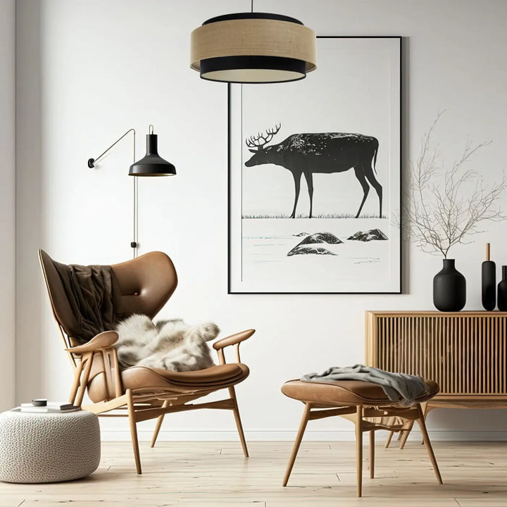 Suspension luminaire doblo classic avec armchair en cuir brun, cadre en bois et fourrure, tissu noir participe à créer ambiance élégante