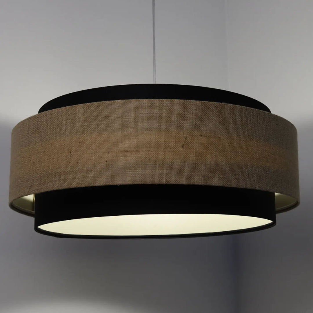 Suspension luminaire doblo classic avec abat-jour en tissu beige texturé et trim noir participe à créer une ambiance élégante