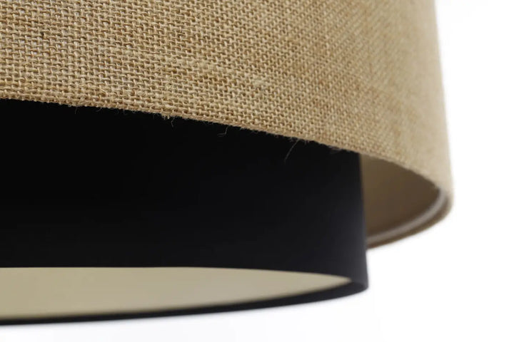 Suspension luminaire doblo classic avec abat-jour cylindrique en burlap beige et tissu noir intérieur participe à créer une ambiance élégante