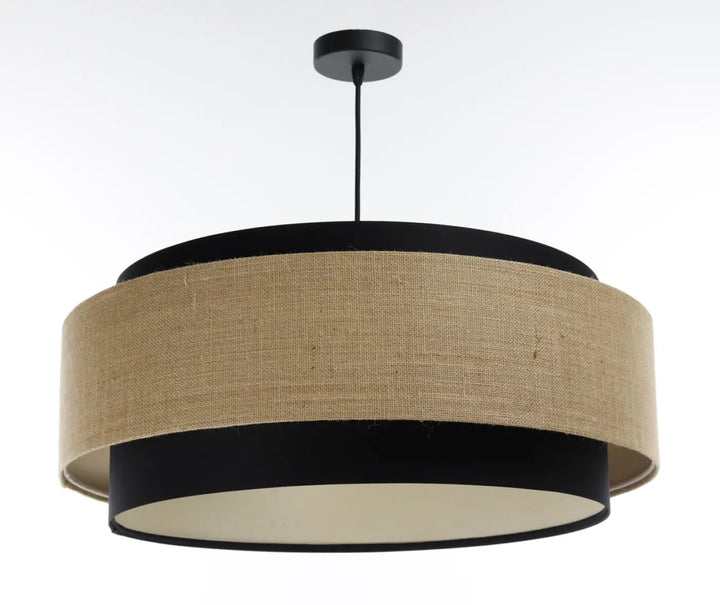 Suspension luminaire doblo classic avec tissu noir et burlap naturel en deux niveaux participe à créer une ambiance chaleureuse