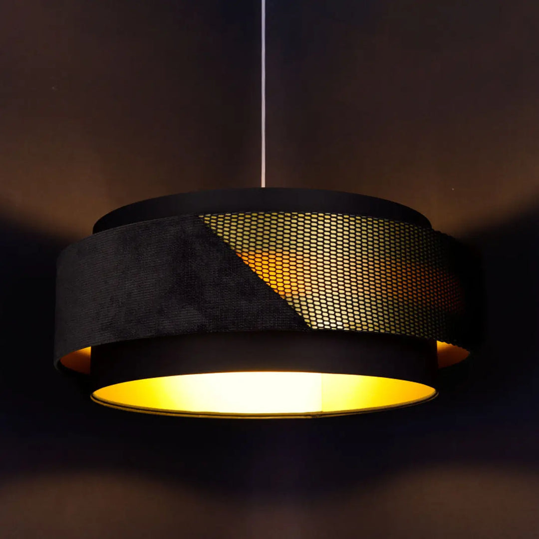 Suspension luminaire doblo classic noir doré en cylindre noir avec panneau en tissu noir aux finitions dorées et lumière intérieure