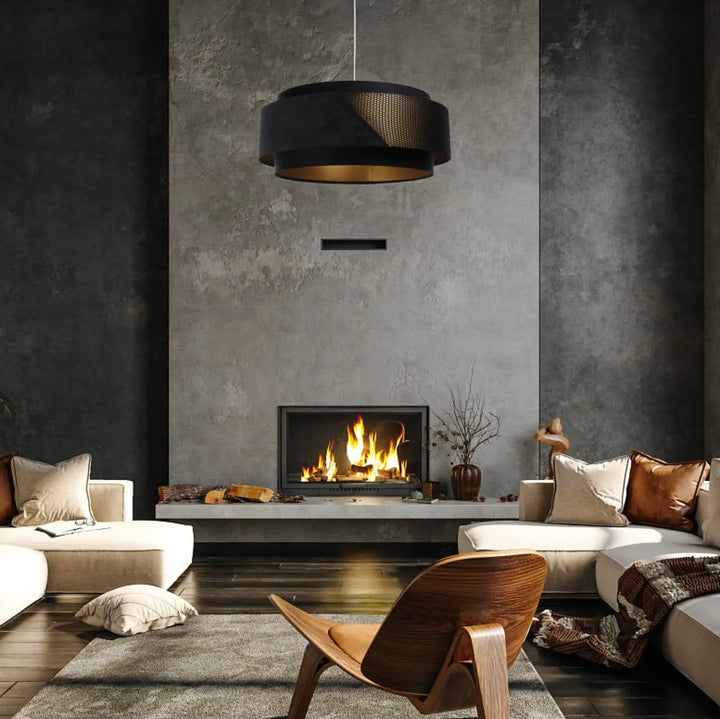 Suspension luminaire doblo classic tissu noir aux finitions dorées en maille cylindrique suspendue au-dessus de la cheminée