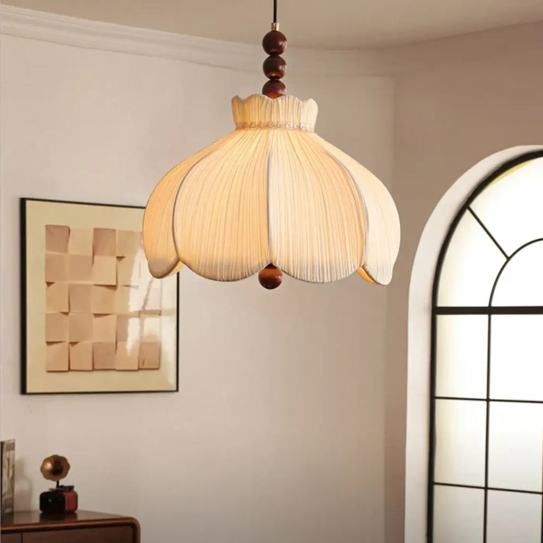 Suspension luminaire arssu lotus chaude ton avec fini tissu plissé en tissu tissé et accents en perles en bois