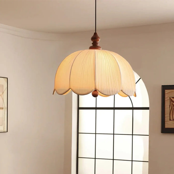Suspension luminaire arssu warm-toned en tissu plissé avec abat-jour et base en bois