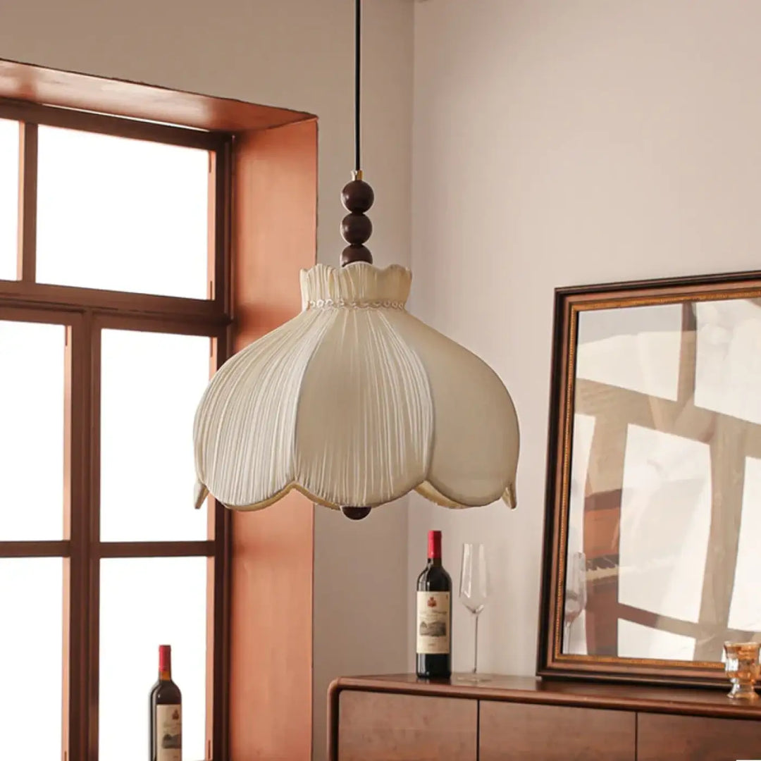 Suspension luminaire arssu en tissu plissé crème avec perle en bois pour un fini tissu plissé élégant