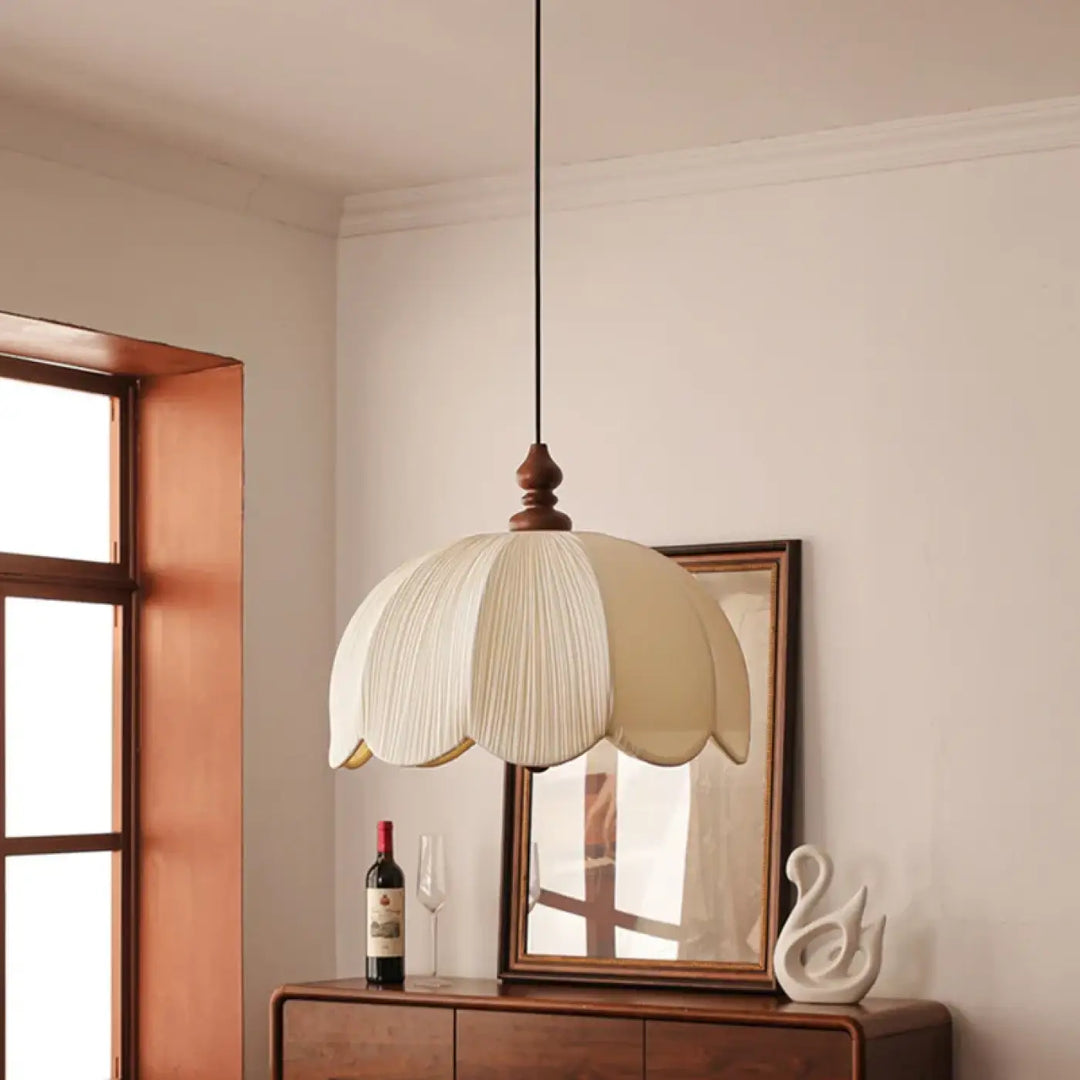 Suspension luminaire arssu en tissu plissé crème avec finitions en bois foncé pour un éclairage élégant