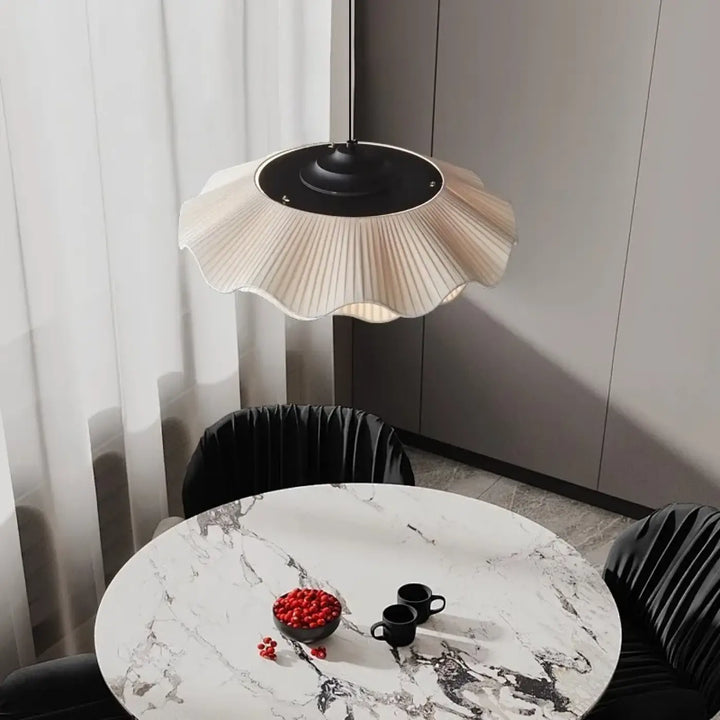 Suspension en tissu plissé style artisanal blanc chic