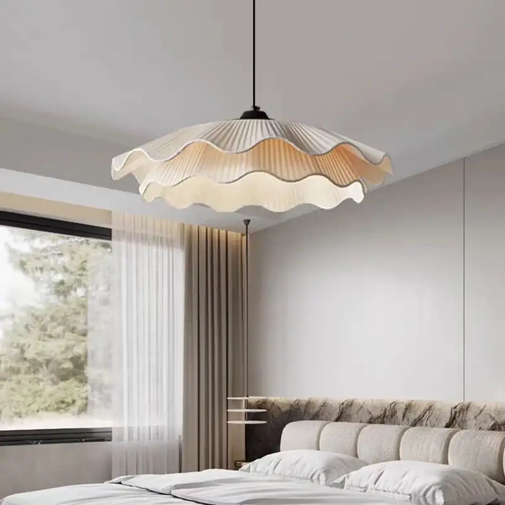 Suspension en tissu plissé style artisanal blanc chic