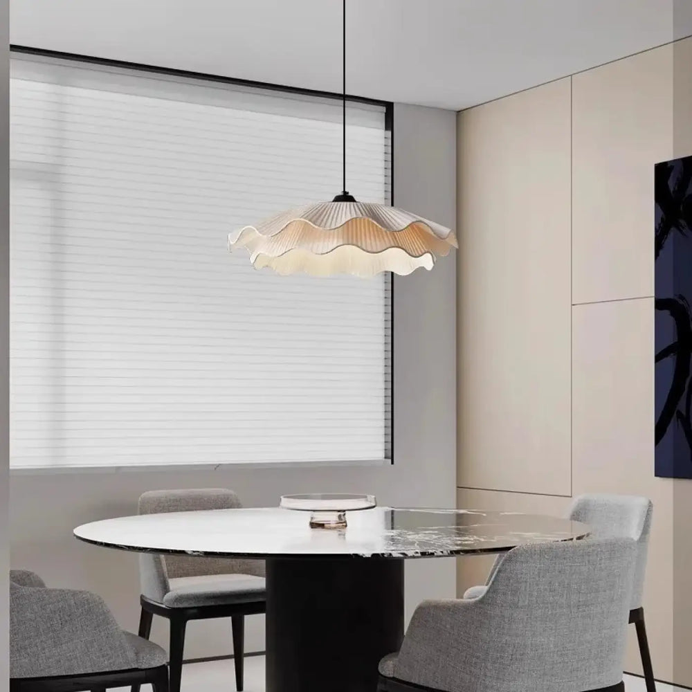Suspension en tissu plissé style artisanal blanc chic