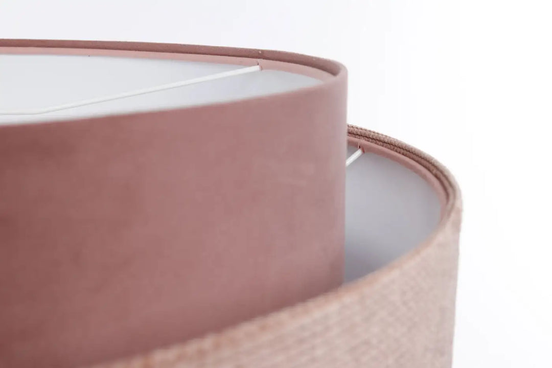 Suspension luminaire doblo classic avec abat-jour en tissu rose gold aux finitions blanches et texture subtile