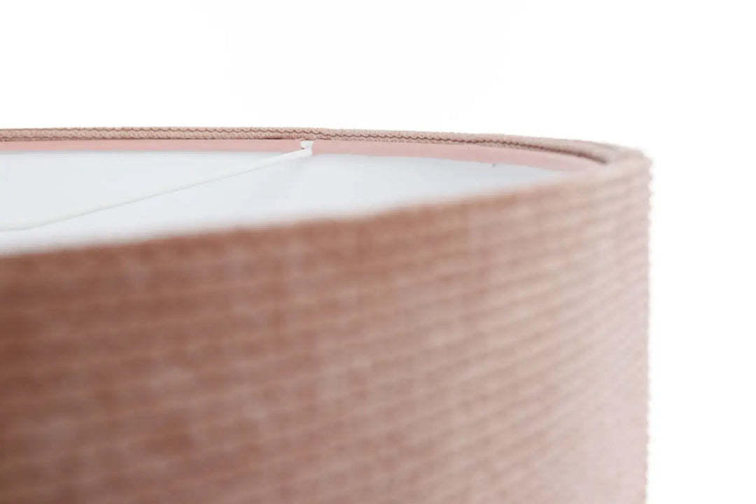 Suspension luminaire glamour structural velour en tissu rose blush avec texture subtile et bords cousus style moderne chic
