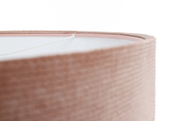 Suspension luminaire glamour structural velour en tissu rose blush avec texture subtile et bords cousus style moderne chic
