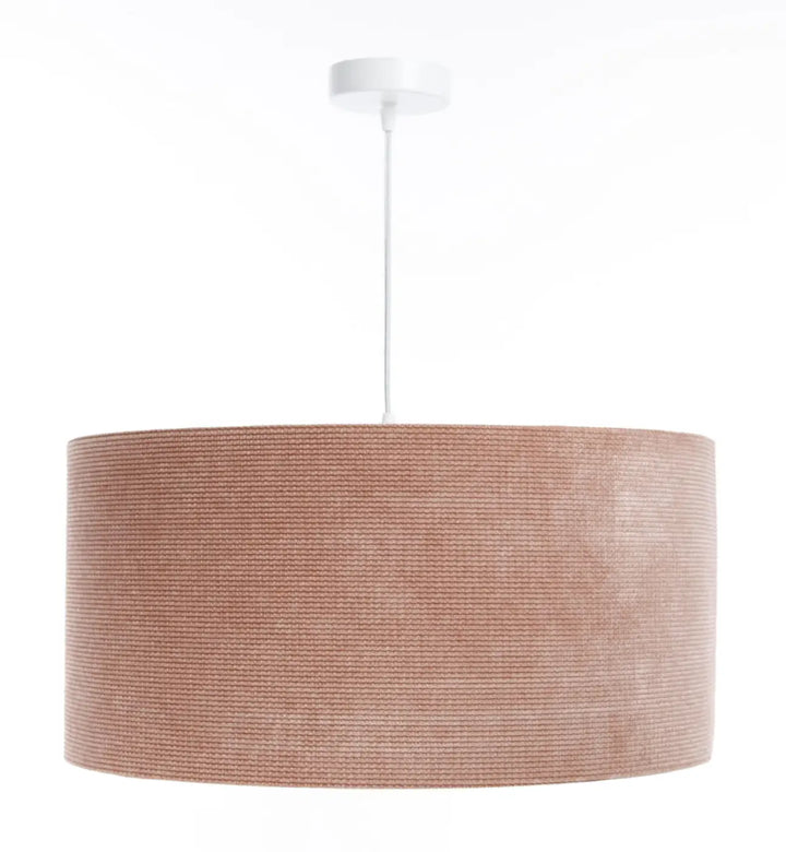 Suspension luminaire beige en tissu rose avec abat-jour cylindrique texturé style moderne chic et fixation blanche au plafond