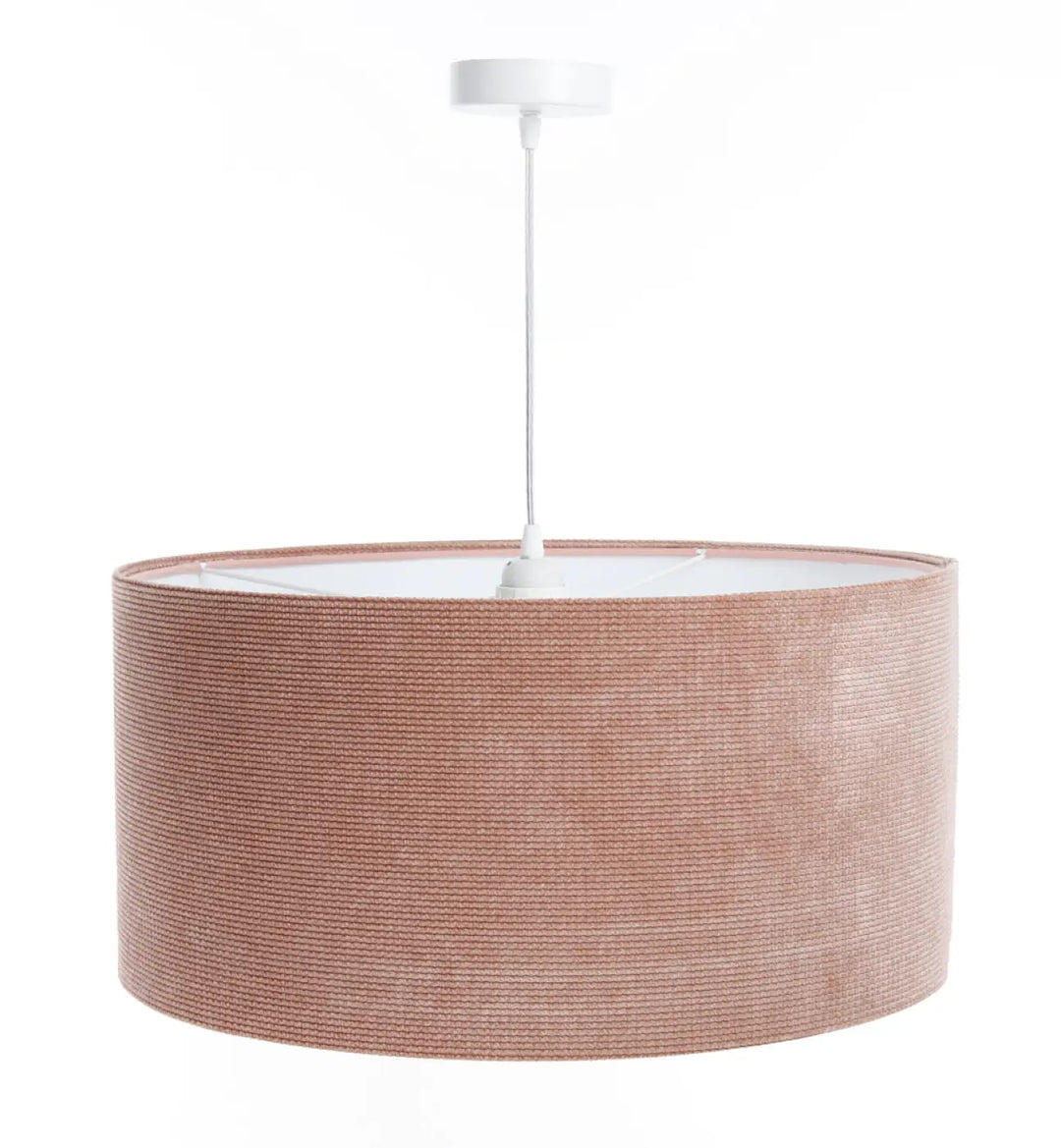 Suspension luminaire blush rose avec abat-jour cylindrique en tissu rose et montage blanc style moderne chic