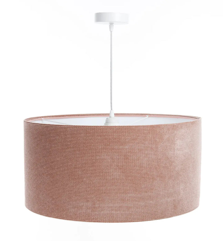 Suspension luminaire blush rose avec abat-jour cylindrique en tissu rose et montage blanc style moderne chic
