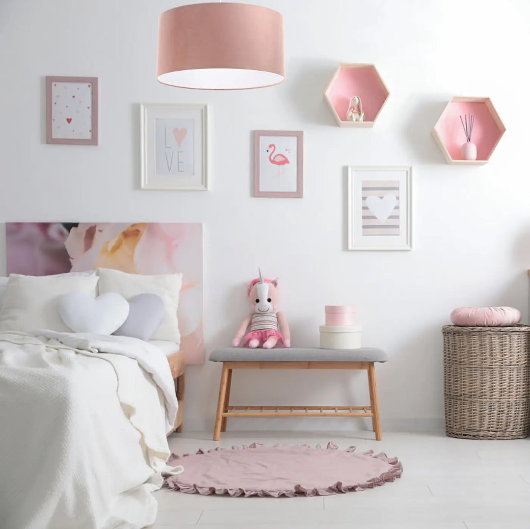 Suspension luminaire classic jasmin en tissu rose clair avec éclairage diffus doux et forme cylindrique rose clair