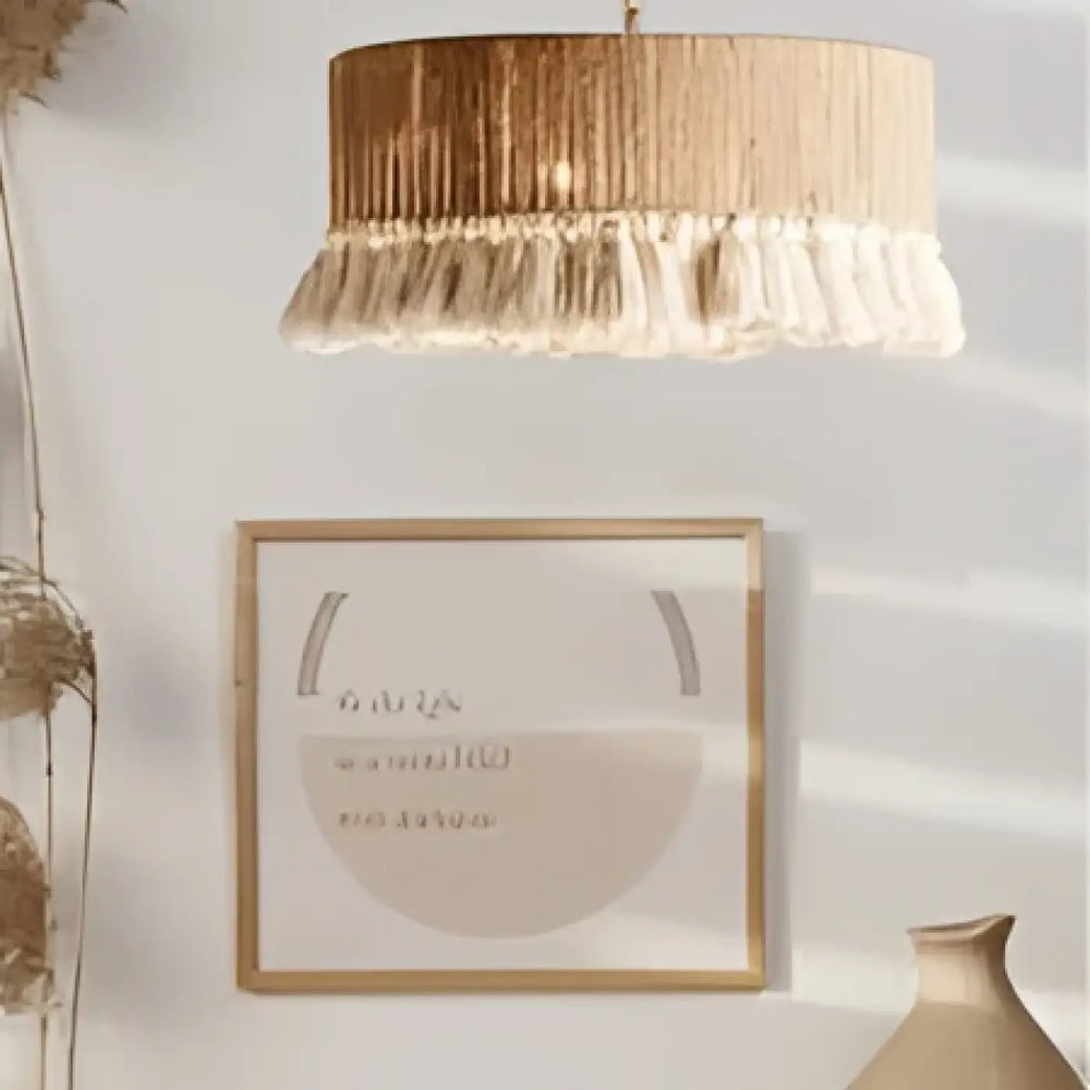 Suspension luminaire dorée avec franges délicates et tissu tissé style bohème pour une ambiance élégante