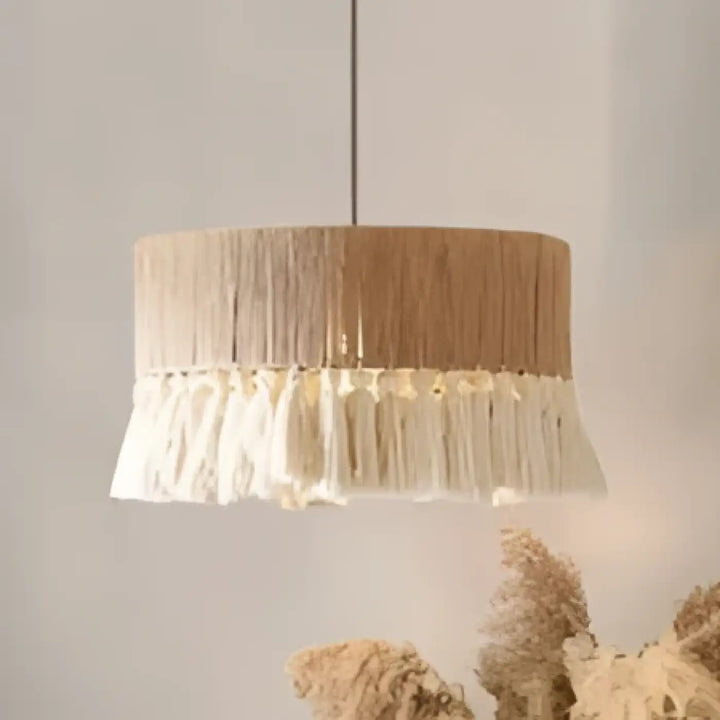 Suspension luminaire beige en macramé avec tassels pendants en tissu tissé style bohème élégante pour intérieur