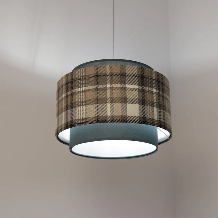 Suspension luminaire doblo tissu turquoise et gris design avec abat-jour cylindrique en tissu à carreaux beige et marron