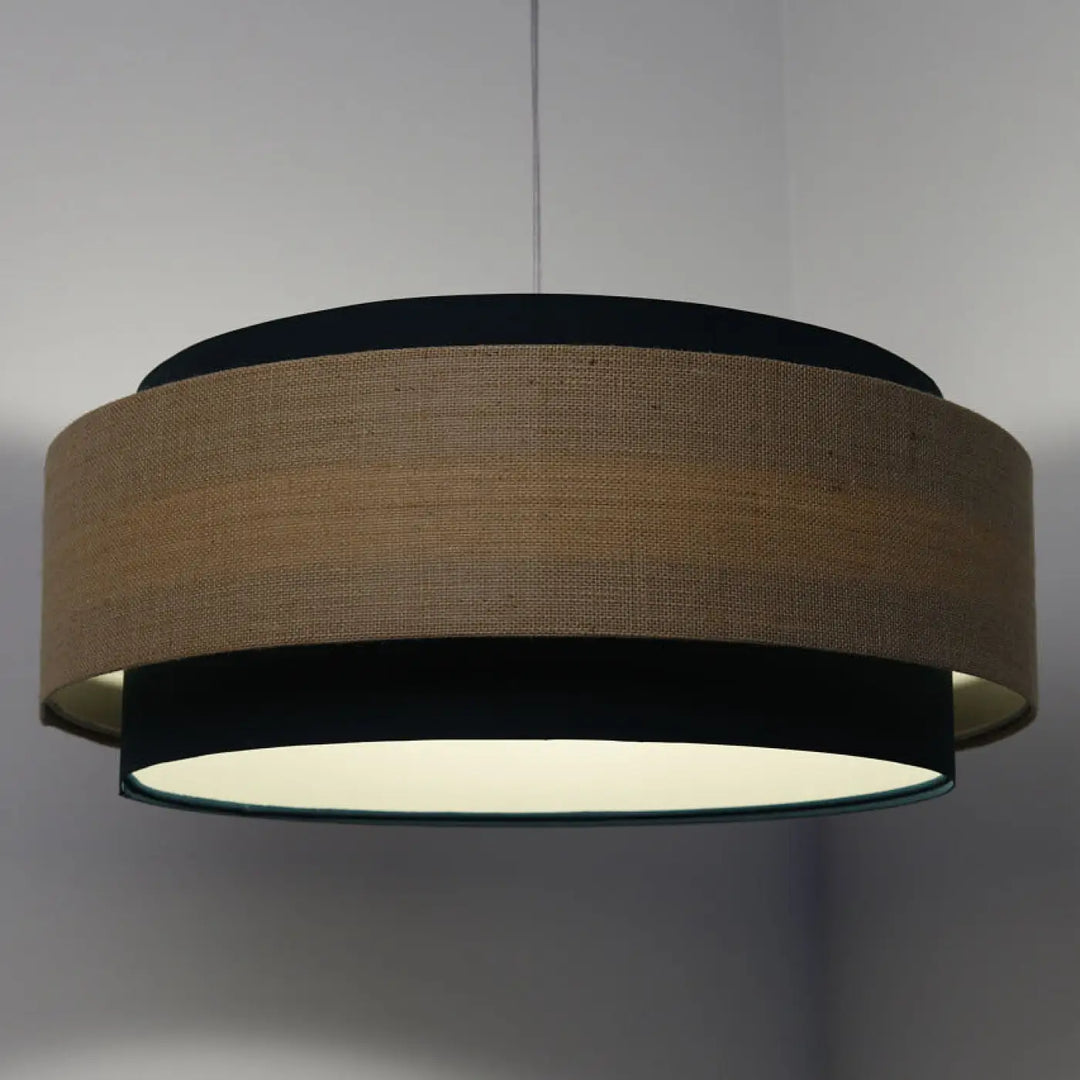 Suspension luminaire doblo classic avec anneau extérieur en tubique beige écru et bandes intérieures noires style écru chic