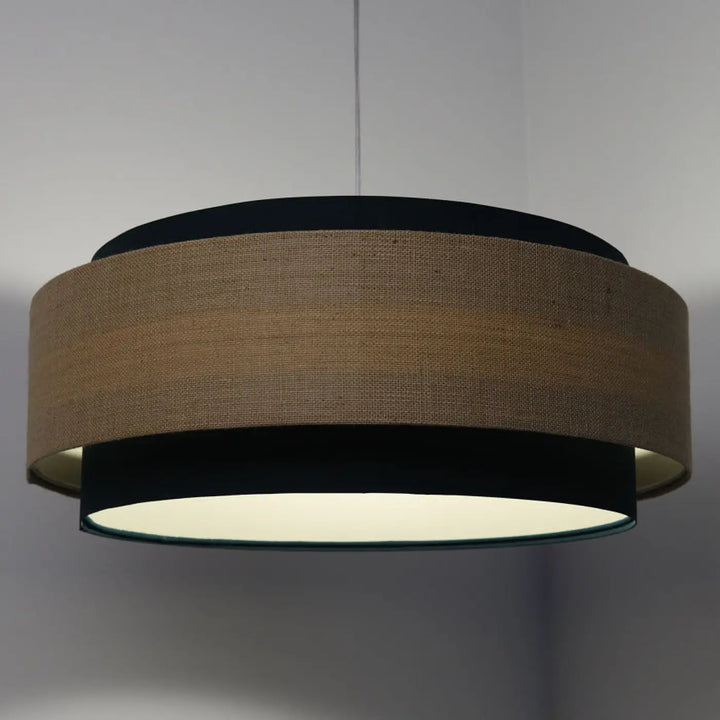 Suspension luminaire doblo classic avec anneau extérieur en tubique beige écru et bandes intérieures noires style écru chic