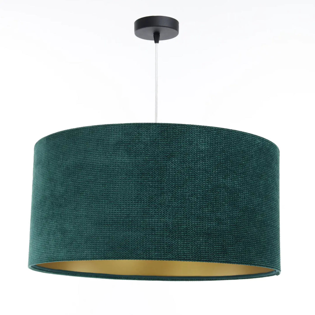 Suspension luminaire en tissu vert velours avec intérieur doré et fixation au plafond noir pour un style moderne chic