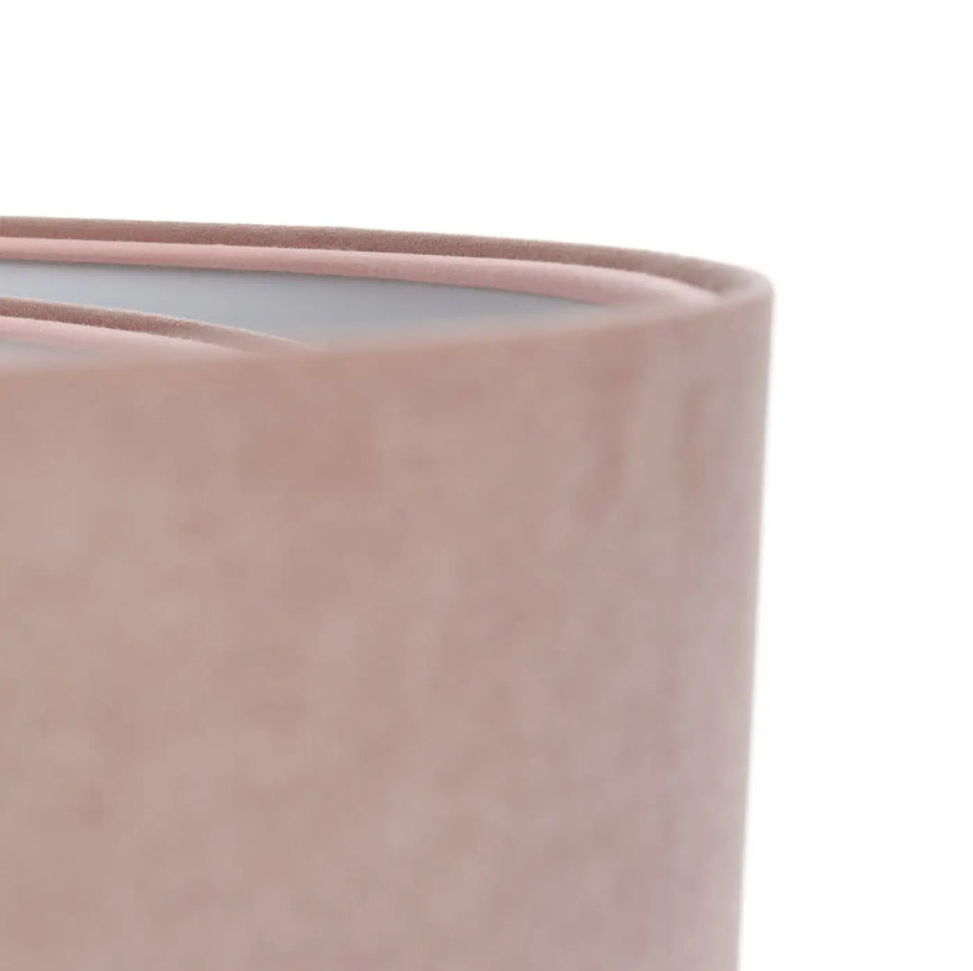 Un suspension luminaire vieux rose en tissu vieux rose avec un porte-bougie cylindrique doux et velouté