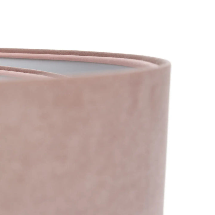 Un suspension luminaire vieux rose en tissu vieux rose avec un porte-bougie cylindrique doux et velouté