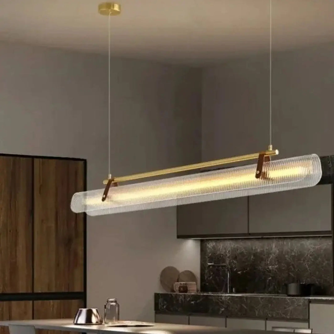 Suspension luminaire rizor en finition dorée avec corps en verre cannelé translucide et accents métalliques modernes