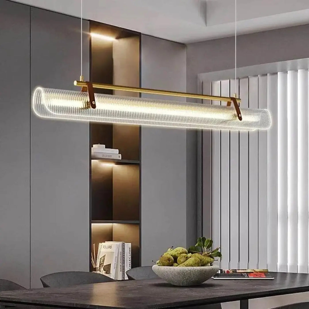 Suspension luminaire rizor finition dorée avec verre cannelé texturé et accents en cuir moderne et linéaire