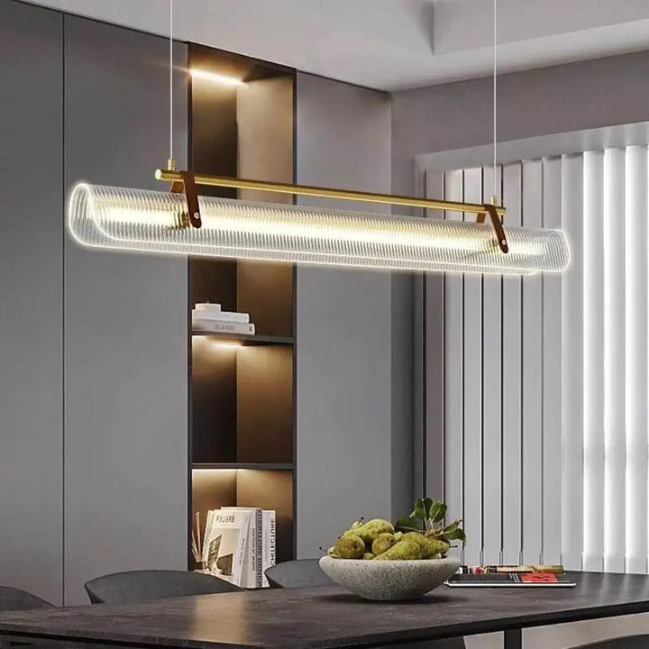 Suspension luminaire rizor finition dorée avec verre cannelé texturé et accents en cuir moderne et linéaire