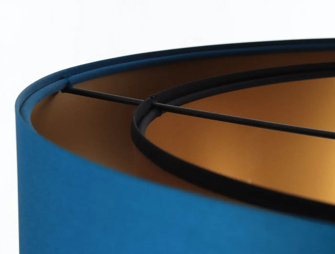 Suspension luminaire duo turquoise avec abat-jour en velours bleu et intérieur doré avec anneaux noirs