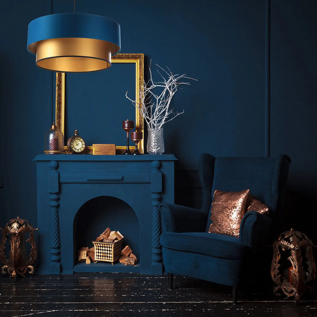 Suspension luminaire duo turquoise doré avec fauteuil en velours bleu et coussin sequins rose gold