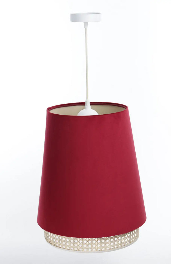 Suspension luminaire sensei rattan rouge profond avec base en maille argentée et fixation plafond blanche