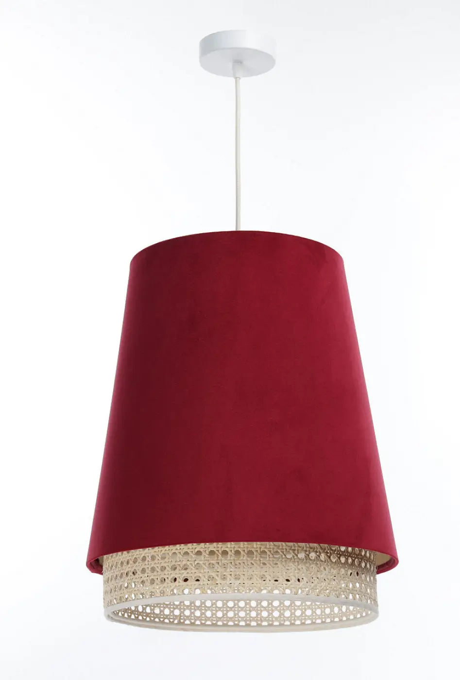 Suspension luminaire rouge en velours avec base en rotin tressé et fixation de plafond blanche dans la collection sensei rattan turquoise