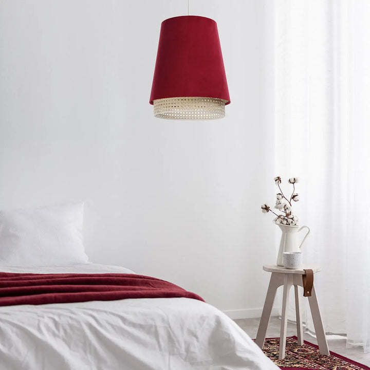 Suspension luminaire sensei rattan rouge velours avec base en rotin tressé au-dessus du lit luminaire turquoise