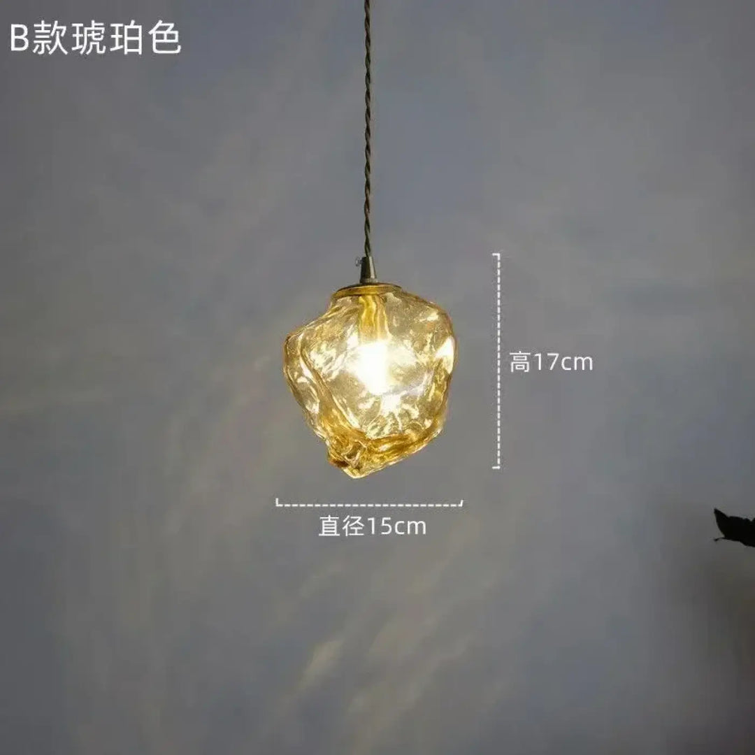 Suspension luminaire en verre ambré texturé et détail bois élégant