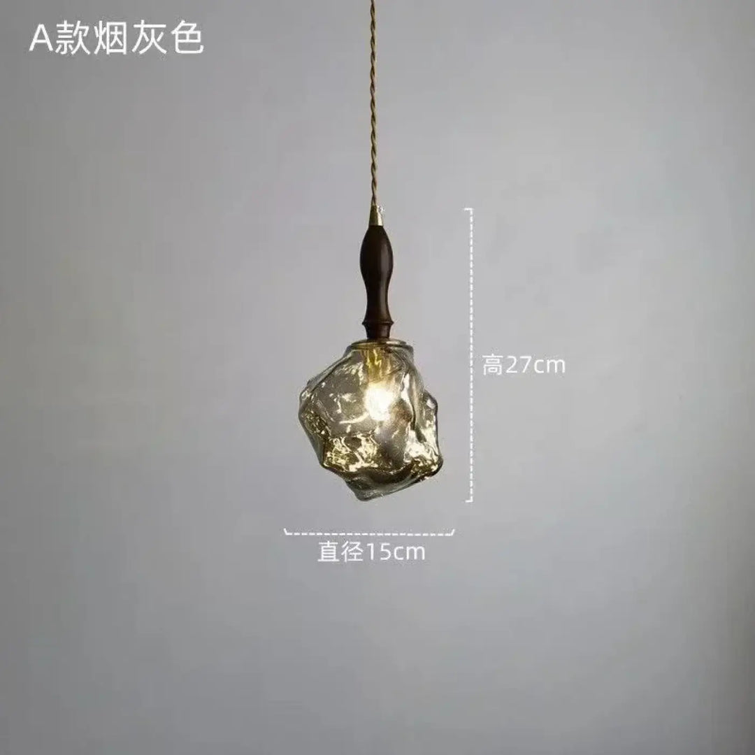 Suspension luminaire en verre ambré texturé et détail bois élégant