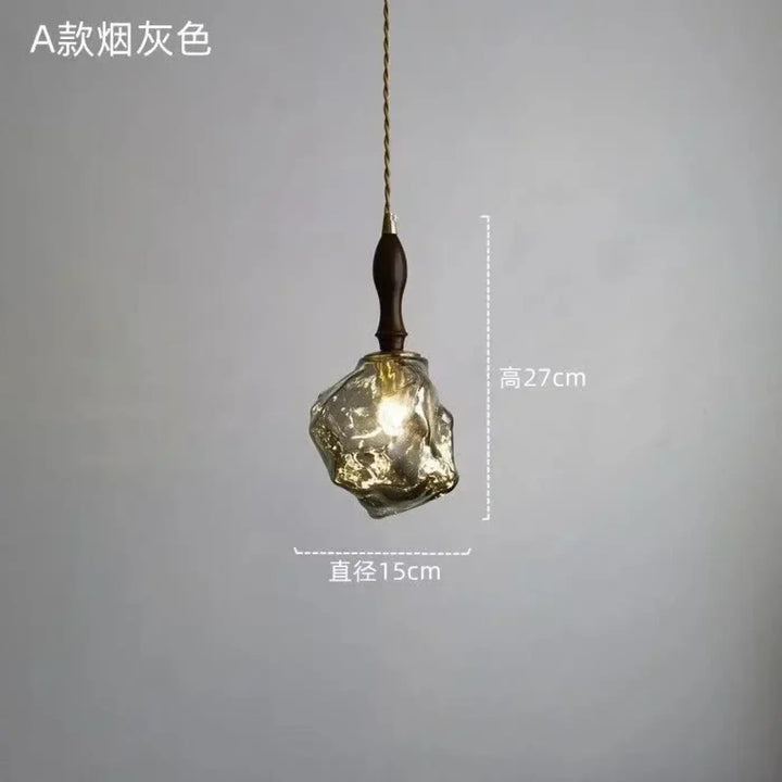 Suspension luminaire en verre ambré texturé et détail bois élégant