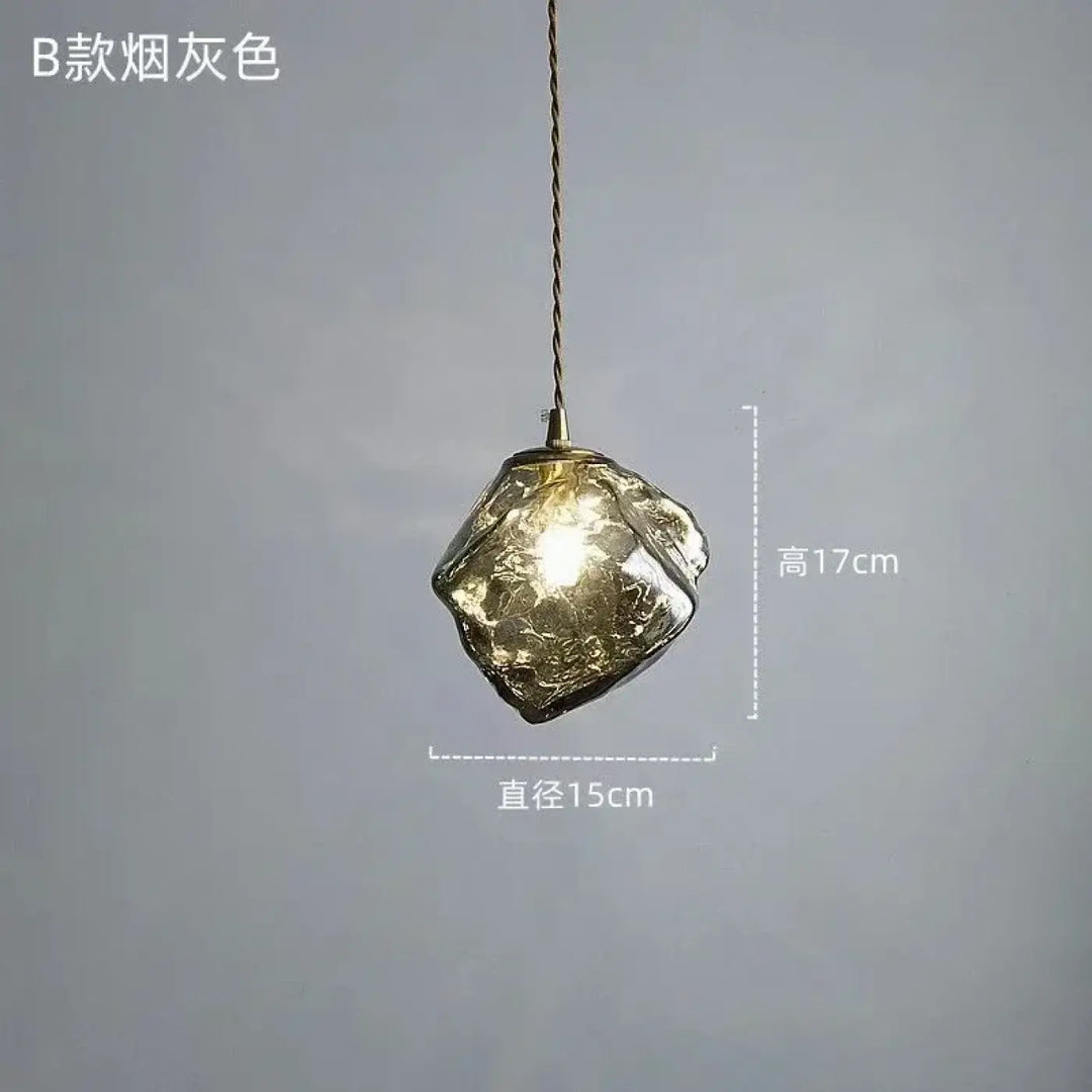 Suspension luminaire en verre ambré texturé et détail bois élégant