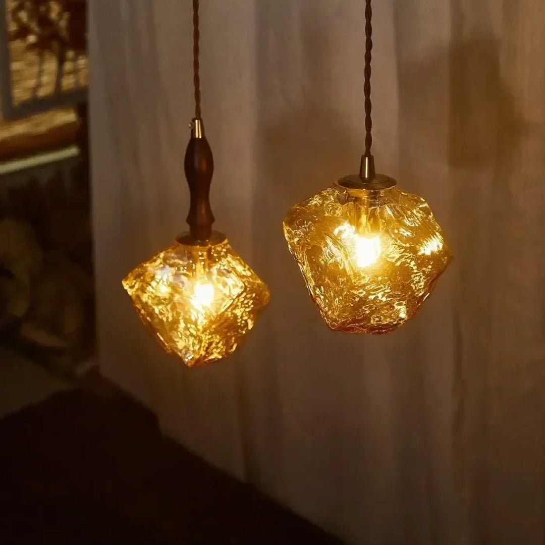 Suspension luminaire en verre ambré texturé et détail bois élégant