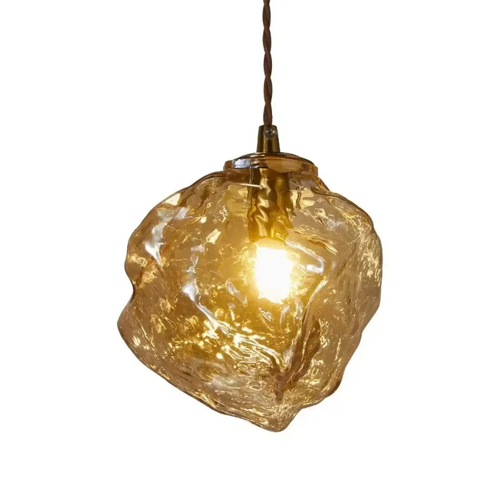 Suspension luminaire en verre ambré texturé et détail bois élégant