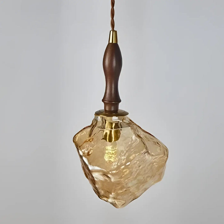 Suspension luminaire en verre ambré texturé et détail bois élégant