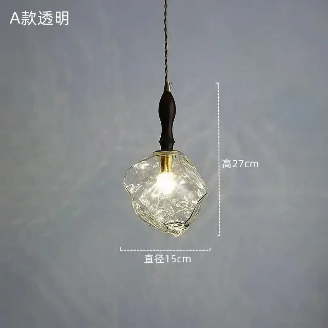 Suspension luminaire en verre ambré texturé et détail bois élégant