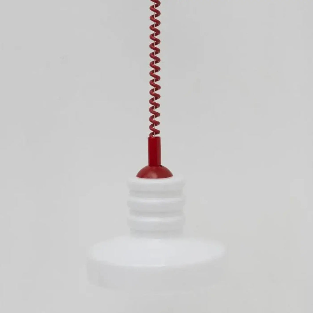 Bouteille en plastique blanche avec cordelette rouge en spirale pour suspension luminaire design solune en verre opalin