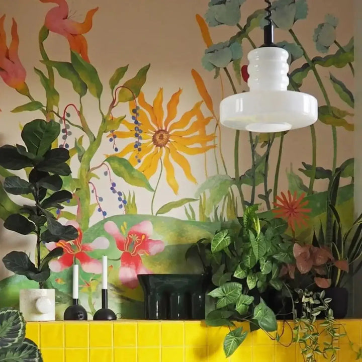 Suspension luminaire solune en céramique blanche avec design cannelé et verre opalin suspendue au-dessus d’un comptoir jaune