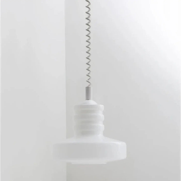 Suspension luminaire solune en verre opalin blanc givré avec design minimaliste en étages et cordon métallique spiralé